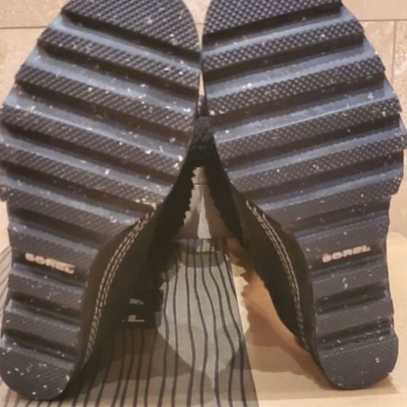 Sorel Sheepskin Wedge Waterproof Stylish Boot. Size 7 - Picture 5 of 8